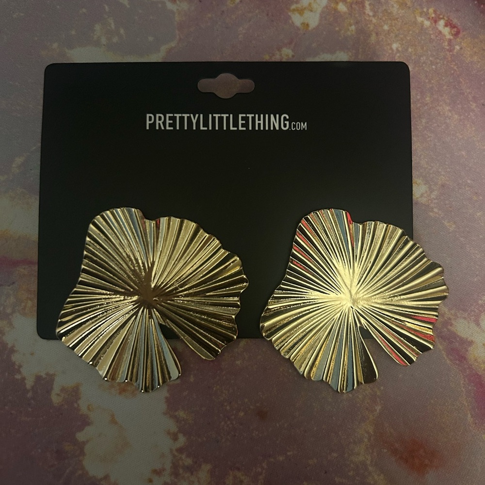 PrettyLittleThing Gold Textured Floral Earrings